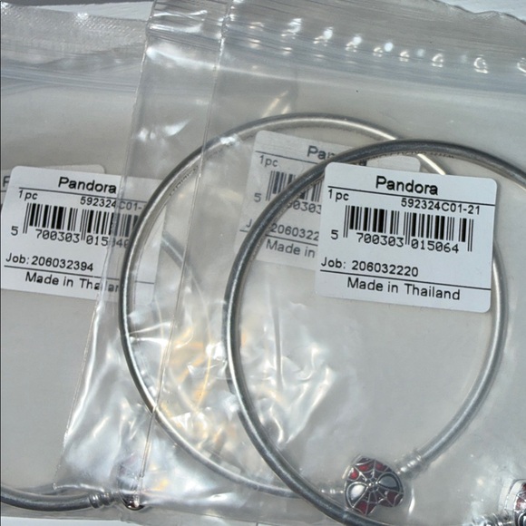 New Pandora Marvel Spider-Man Sterling Silver Bangle with Mask Clasp - Picture 3 of 4